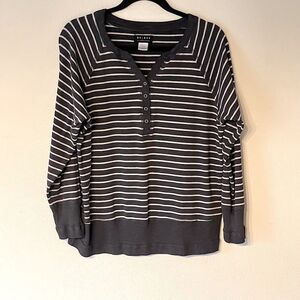 Liz Claiborne (Axcess) Dark Gray and White Long Sleeve Top. Size Large.